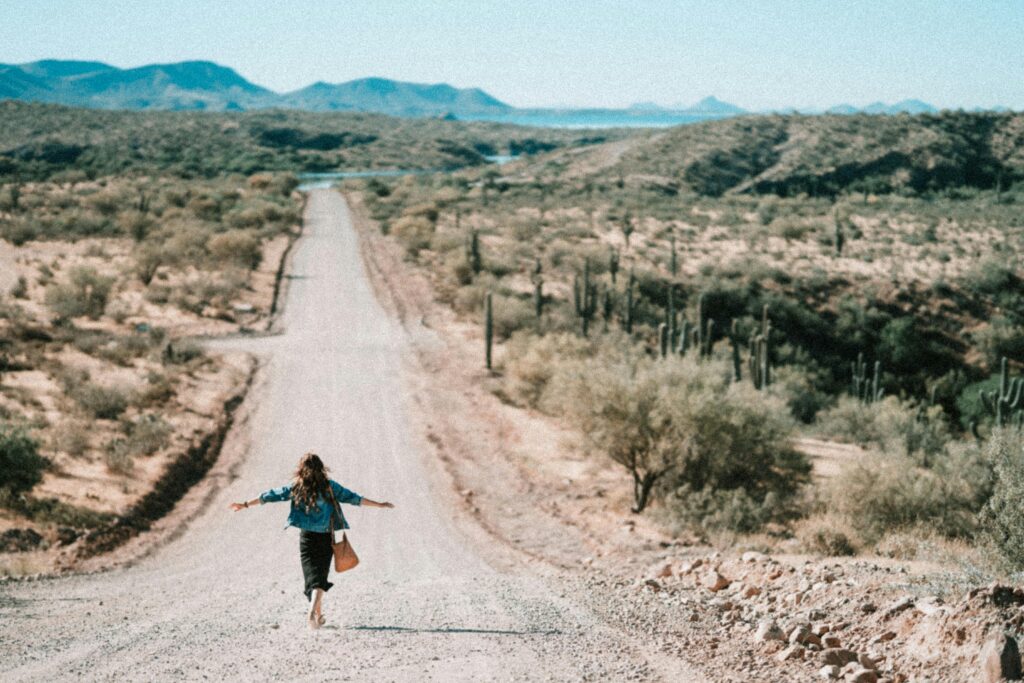 stabilire i confini, una donna che cammina libera sulla strada